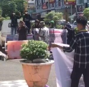 Kecam Kampanye Bernuansa SARA Di Pilkada, Solidaritas Muslimah Dan Pemuda Parepare Gelar Aksi Unjuk Rasa