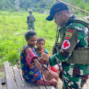Berikan Pelayanan Kesehatan Gratis, Satgas Yonif 131/BRS Mewujudkan Kemanunggalan TNI Dengan Rakyat