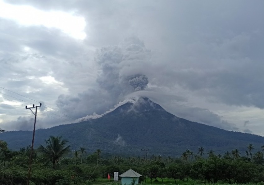 Mengapa Gunung Lewotobi Laki-Laki Meletus?