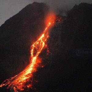 Gunung Lewotobi Laki-Laki di Flores Timur Meletus