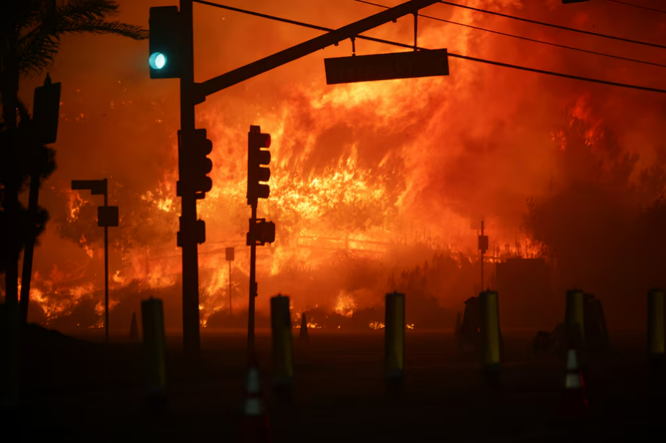 Kebakaran Hutan Melanda Los Angeles, Ribuan Penduduk Mengungsi