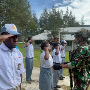 Gelar PBB, Satgas Yonif 323/Buaya Putih Kostrad Tanamkan Disiplin Anak Pedalaman