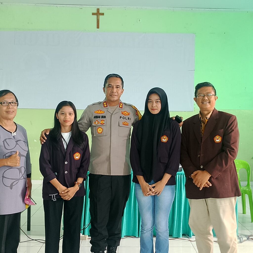 Berikan Kuliah Umum, Kapolres Parepare Sampaikan Bantuan Biaya Pendidikan Bagi Mahasiswi STIKES Fatima Parepare