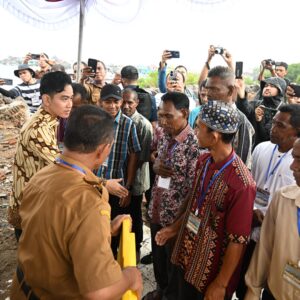 Kunjungi Nelayan di Kawasan Ekonomi Perikanan Bebeng, Wapres Berikan Bantuan Alat Tangkap Ikan dan Fullbox