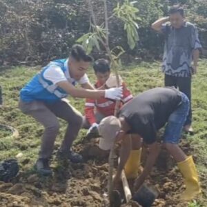 Peringati Hari Bumi: PLN ULP Maros Gandeng DLH  Maros, Lakukan Penanaman Pohon
