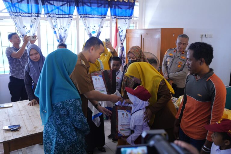 Bupati Pangkep Bagikan Seragam Sekolah Gratis untuk Siswa Baru