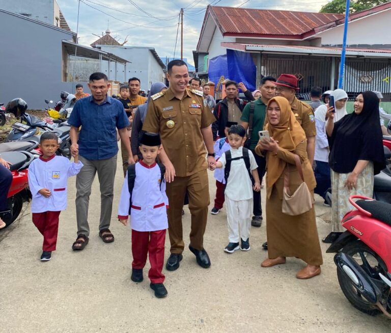 Bupati Pangkep Mengantar Anak di Hari Pertama Sekolah