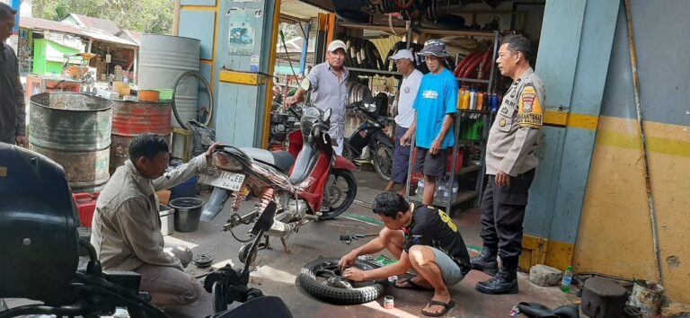 Bhabinkamtibmas Kelurahan Kassi Sampaikan Pesan Kamtibmas di Bengkel