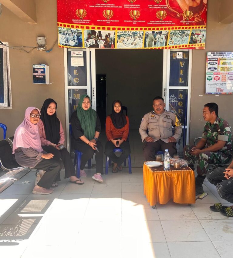 Bhabinkamtibmas Bersinergi dengan Babinsa Sambang di Kantor Desa Wilayah Binaan
