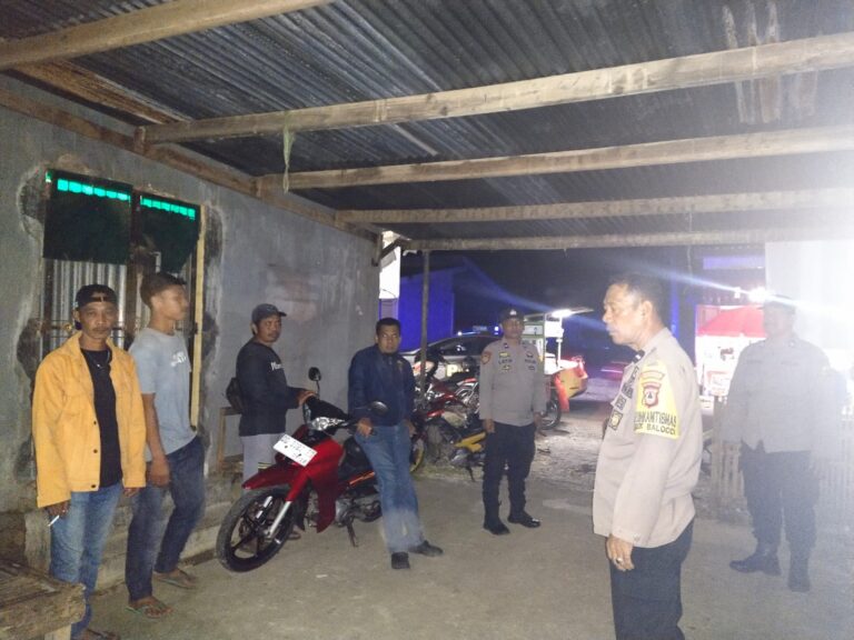 Piket Penjagaan Regu 2 Polsek Balocci Laksanakan Patroli Blue Light Sambangi Warga di Malam Hari