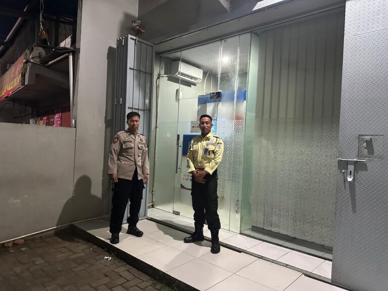Ps. Kanit Binmas Polsek Ma’Rang Melaksanakan Patroli Dialogis Malam Hari di Obyek Vital Bank BRI