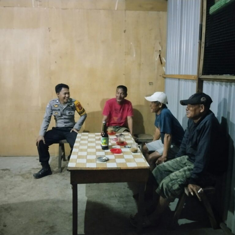 Bhabinkamtibmas Laksanakan Giat Sambangi Warga pada Malam Hari, Pantau Situasi Wilayah Binaan