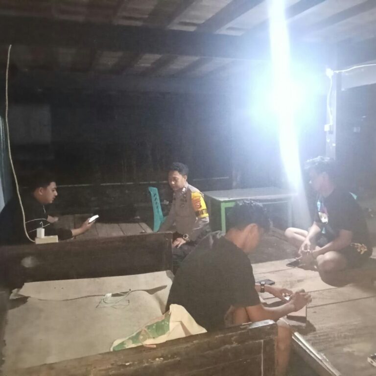 Bhabinkamtibmas Laksanakan Giat Sambangi Warga pada Malam Hari, Pantau Situasi Wilayah Binaan