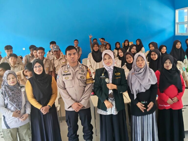 Bhabinkamtibmas Polsek Tondong Tallasa Berikan Himbauan Kepada Siswa SMKN 9 Pangkep Pada Kegiatan Praktek Kerja Lapangan
