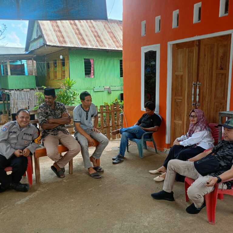 Sambangi Warga Dengan Humanis, Bhabinkamtibmas Polsek Minasatene Sampaikan Pesan Kamtibmas