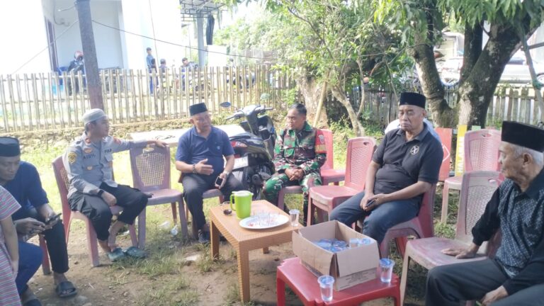 Kapolsek Labakkang Melayat ke Rumah Duka Ibunda Camat Labakkang