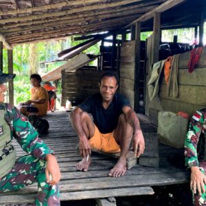 Satgas Yonif 131/Brajasakti Layani Kesehatan Warga Kampung Pyiawi Secara Door to Door