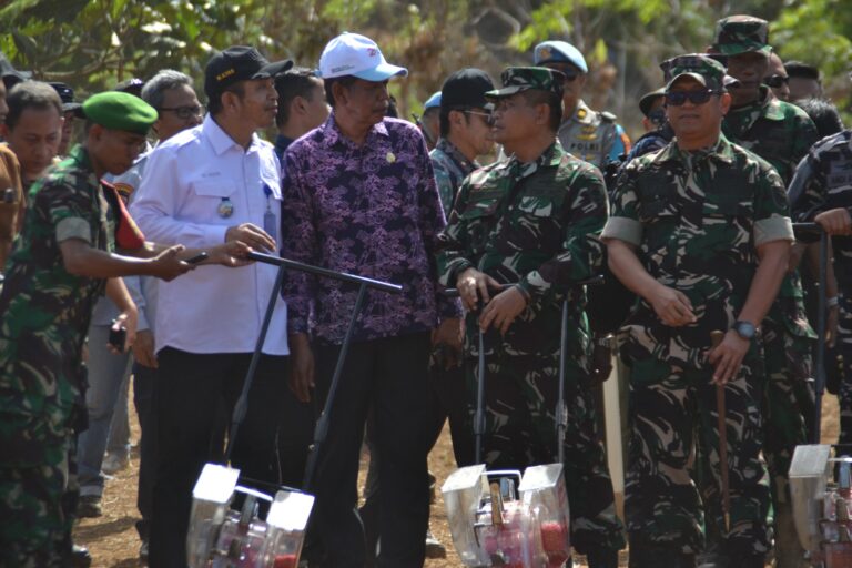 Menteri Pertanian Serahkan Bantuan untuk Petani Pangkep: Sinergi Pusat dan Daerah Tingkatkan Ketahanan Pangan