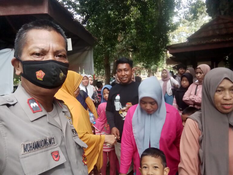 Bhabinkamtibmas Pangkep Jamin Keamanan Wisatawan di Permandian Alam Leang Lonrong yang Asri