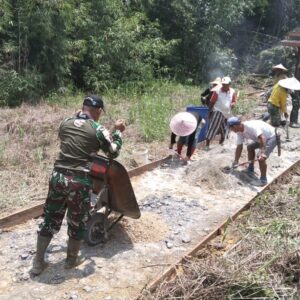 Bangun Kedekatan Dengan Rakyat, Satgas Yonkav 3/AC Bantu Warga Perbatasan Cor Jalan