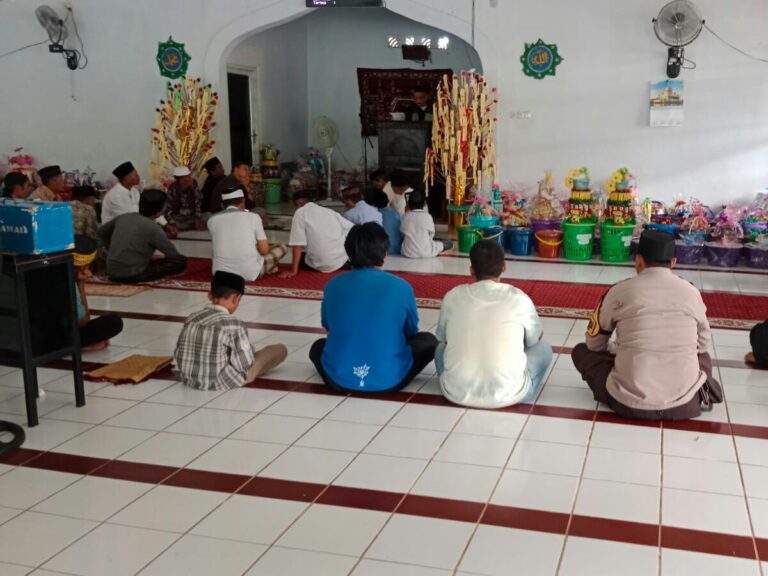 BHABINKAMTIBMAS POLSEK BALOCCI HADIRI PERINGATAN MAULID NABI MUHAMMAD SAW DI KELURAHAN BALOCCI BARU