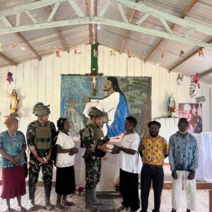 Satgas Yonif 700/Wyc Gelar Operasi Kasih, Bagikan Alkitab untuk Perkuat Keimanan Warga Papua di Distrik Ilaga