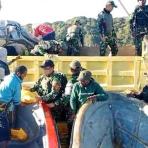 Satgas Marinir dan Pemda Paniai Salurkan Bantuan Mendesak untuk Korban Banjir