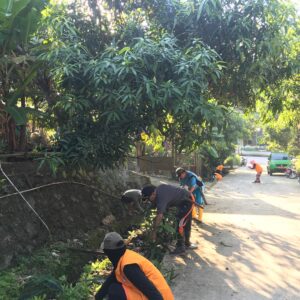 Pemdes Lampoko Gelar Gotong Royong Bersih-Bersih Saluran Irigasi dan TPU