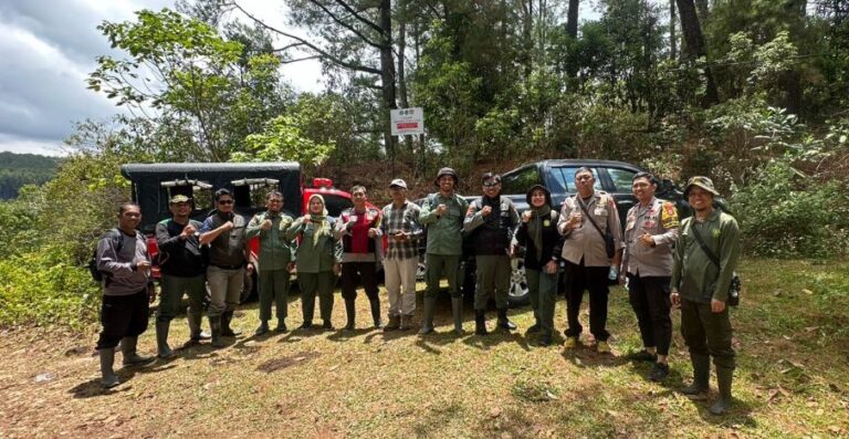 Patroli Gabungan Polsek Camba dan Polhut Amankan Kawasan Hutan Pinus Taman Nasional Bulusaraung.