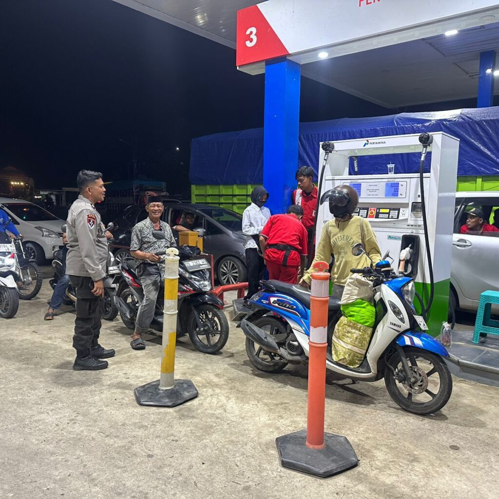 Aiptu Amiruddin Pimpin Patroli Malam di SPBU Laikang, Imbau Pengendara Tertib Berlalu Lintas