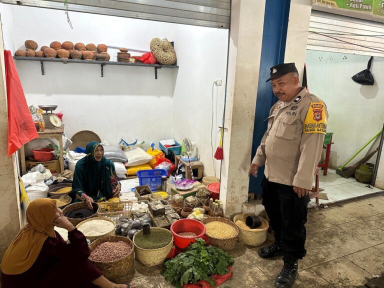 Bhabinkamtibmas Polsek Ma’rang Gelar Patroli Dialogis di Pasar Bonto-bonto, Jaga Kamtibmas Tetap Kondusif