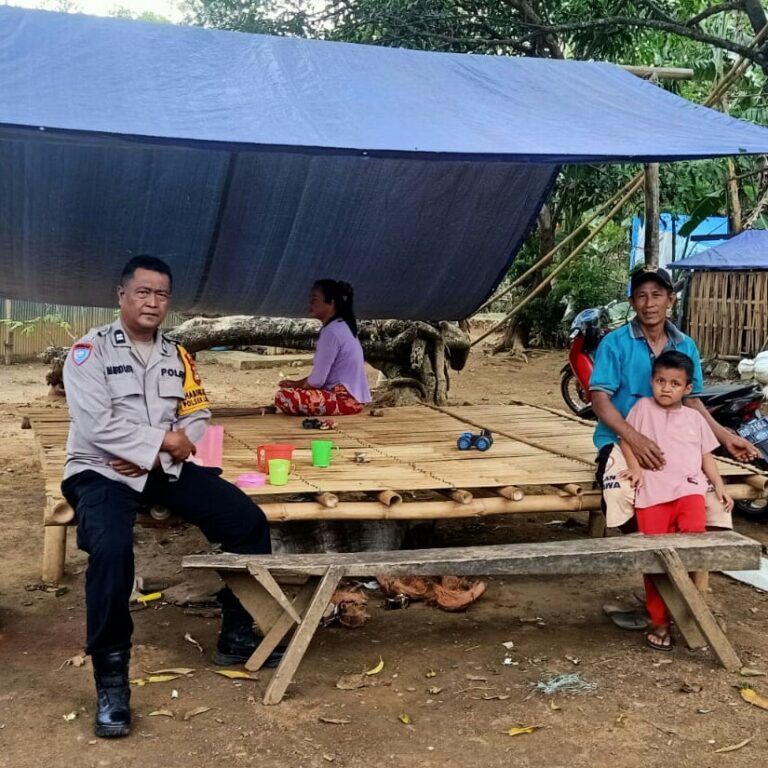 Bhabinkamtibmas Aktif Sambang dan Berikan Himbauan Kamtibmas di Tengah Cuaca Panas Ekstrem