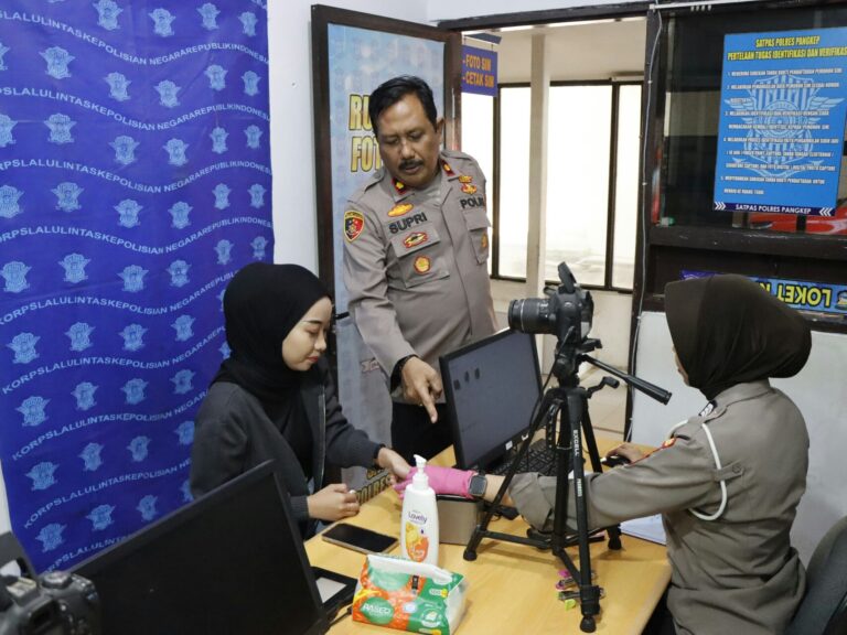 Wakapolres Pangkep Pastikan Pelayanan Publik Prima dengan Cek Langsung Ruang Pelayanan Terpadu