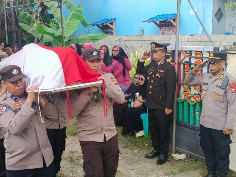 Kapolsek Minasatene Hadiri Pemakaman Purnawirawan Kompol Hasan Slamet