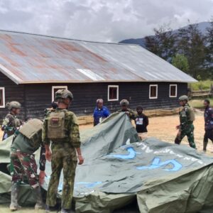 Satgas Yonif 700/WYC Bantu Warga Dirikan Tenda Ibadah Sementara di Gereja Gome, Wujud Kemanunggalan TNI-Rakyat