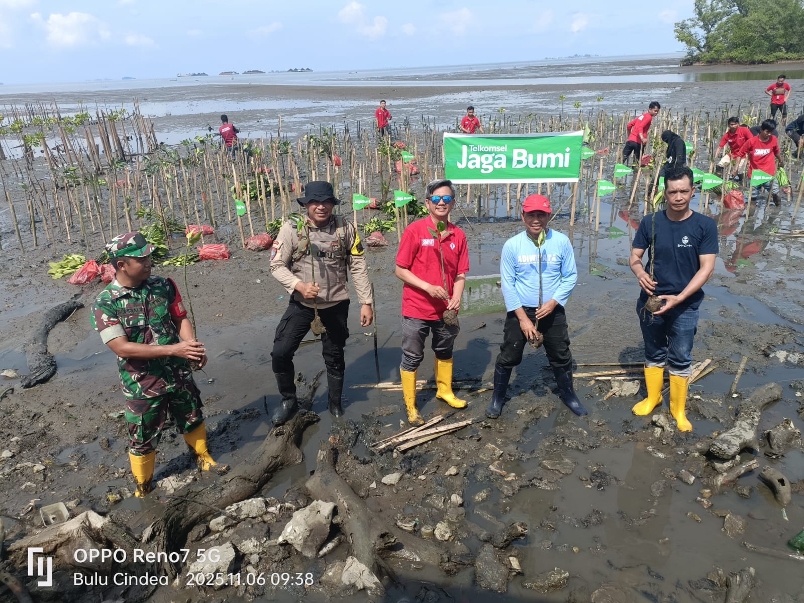 Telkomsel dan Polsek Bungoro Bersinergi Hijaukan Pesisir Biring Kassi ...
