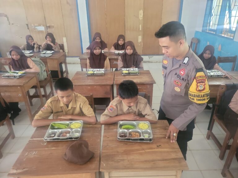 Bhabinkamtibmas Desa Bulu Tellue Pastikan Program MBG Berjalan Lancar dan Aman di SMPN 3 Satap Tondong Tallasa