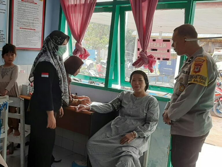 Bhabinkamtibmas Kelurahan Kassi Proaktif Sambangi Pustu Jalin Kemitraan untuk Kesehatan dan Keamanan Warga