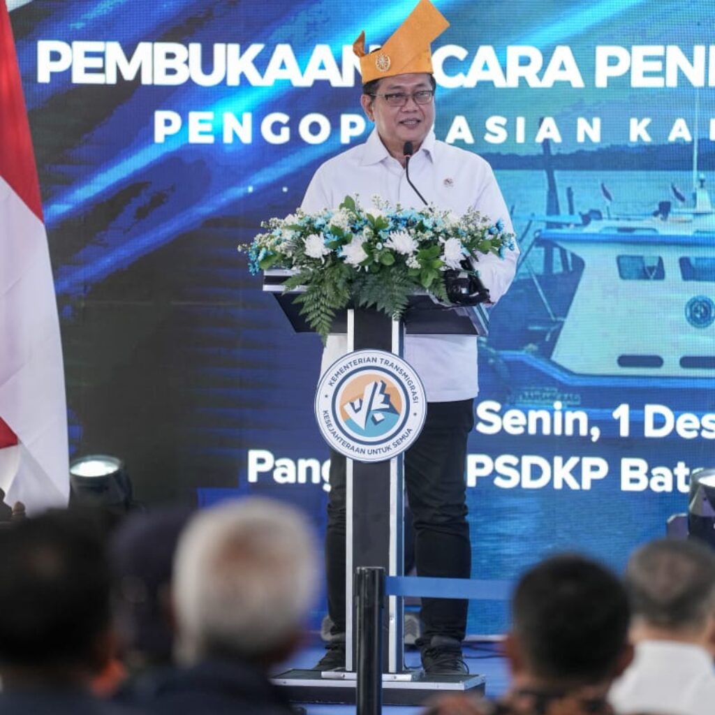 Salurkan Bantuan Kapal, Wamen Viva Yoga Dorong Transmigran Nelayan Tingkatkan Hasil Tangkapan Ikan