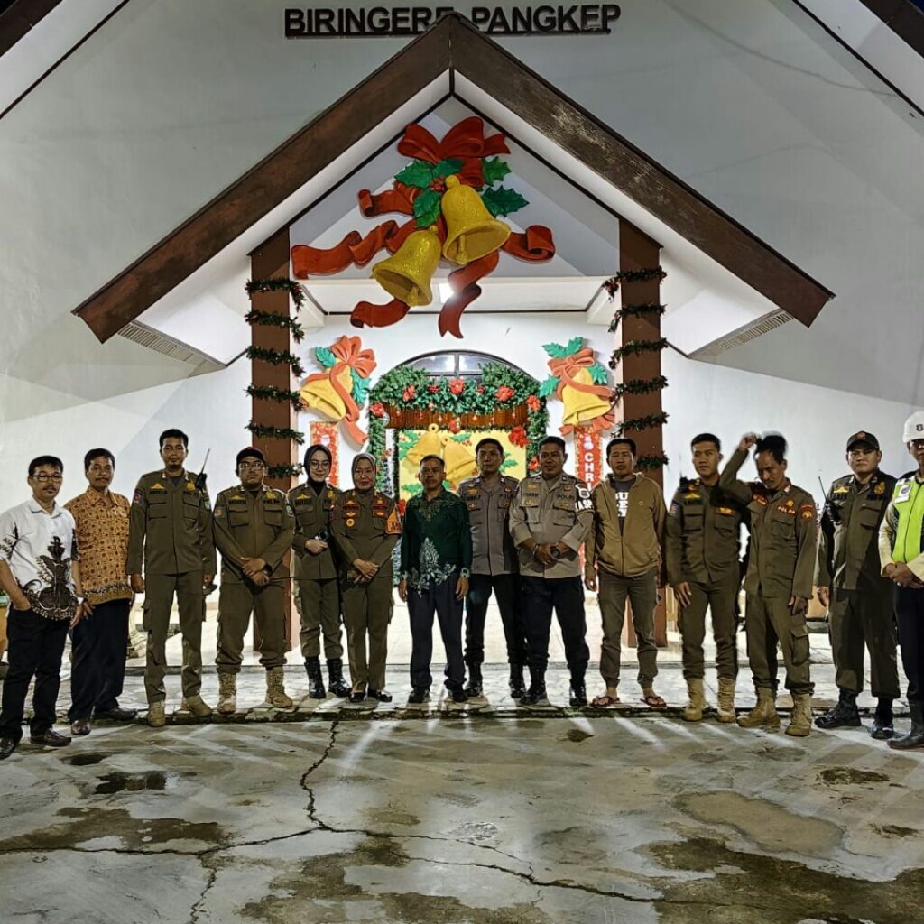 Polsek Bungoro Gelar Pengamanan Ibadah Malam Natal-Tahun Baru di Gereja Oikumene Tonasa II, Pangkep