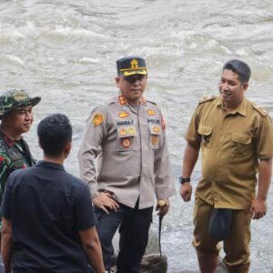 Kolaborasi Tanggulangi Banjir di Desa Nepo, Kapolres Barru hingga Kepala Desa Bergotong Royong