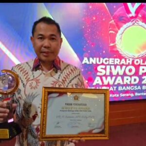 DR. H.Surianto Terima Golden Award SIWO PWI 2025 Sebagai Tokoh Peduli Olah Raga Terbaik Indonesia