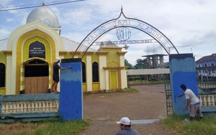 Camat Moncongloe Serahkan Bantuan Untuk Pagar Mesjid Al-Aqsa