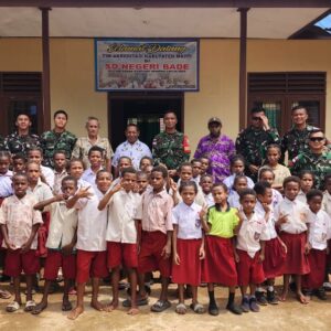 Satgas Yonif 123/Rajawali Lewat Pos Bade, Ajarkan Anak-anak SD di Mememu Cara Sikat Gigi Yang Benar Untuk Hidup Sehat