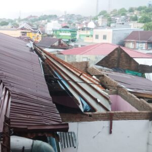Angin Kencang Melanda Rumah Warga, Setidaknya Tiga Rumah Rusak di Lingkungan RT 01/RW4 Kelurahan Ujung Bulu Kota Parepare