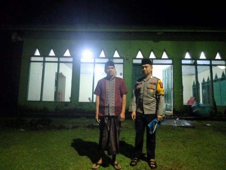 Bhabinkamtibmas Malaka Kawal Salat Tarawih, Ingatkan Warga Jaga Kamtibmas dan Waspada Pencurian Selama Ramadhan