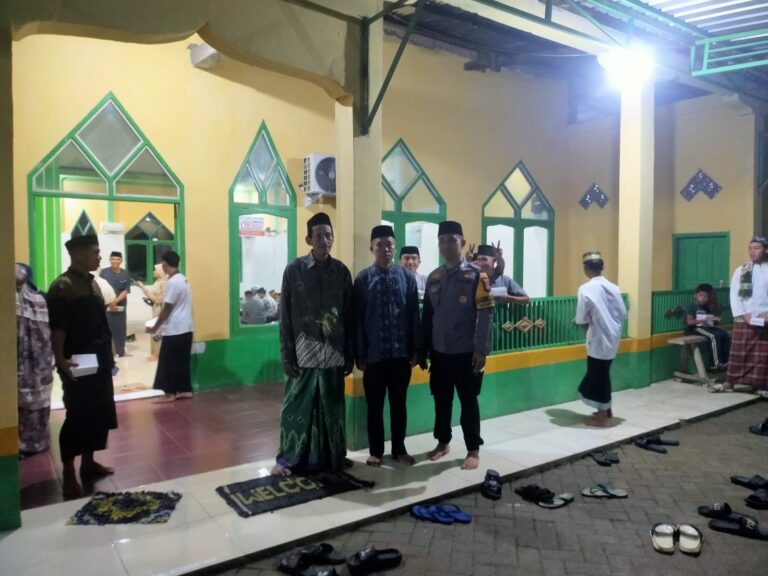 Bhabinkamtibmas Awasi Sholat Tarwih Malam Ke-9, Imbau Warga Waspada Cuaca Ekstrime dan Jaga Kamtibmas Ramadhan