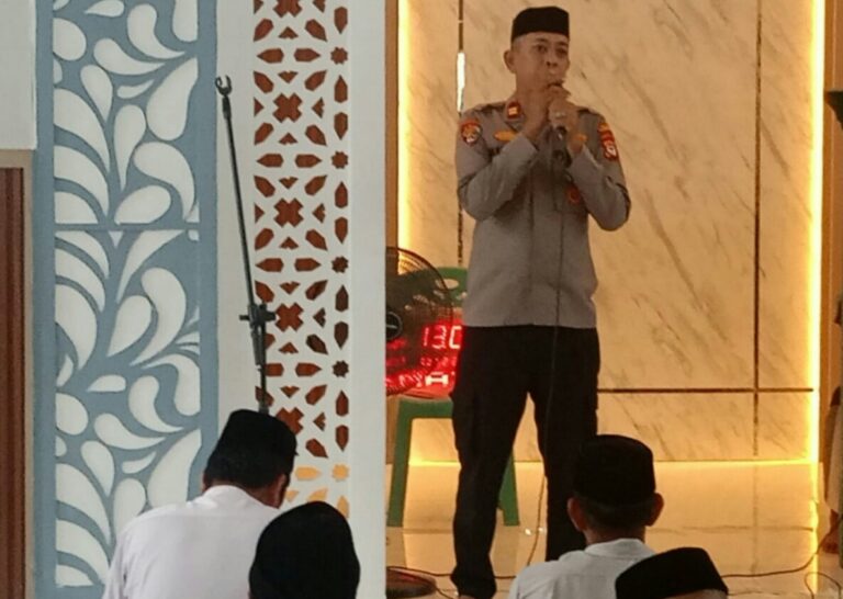 Safari Jumat Kapolsek Minasatene: Ajak Masyarakat Jaga Kamtibmas dan Waspada Cuaca Ekstrem