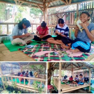 Siswa SMPK Yapenthom 2 Maumere Isi Liburan dengan Literasi di Pondok Baca Kampung Kabor