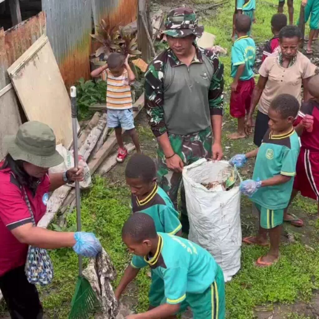 Gotong Royong di Pelabuhan Sahapikya, TNI dan Warga Edukasi Anak SD Cegah Sarang Nyamuk